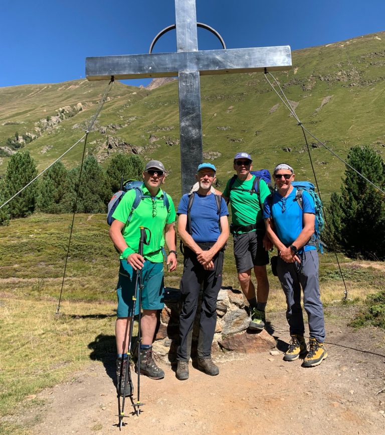 Besuch der DAV Sektion Neuland - vor dem alten Wildspitz Gipfelkreuz